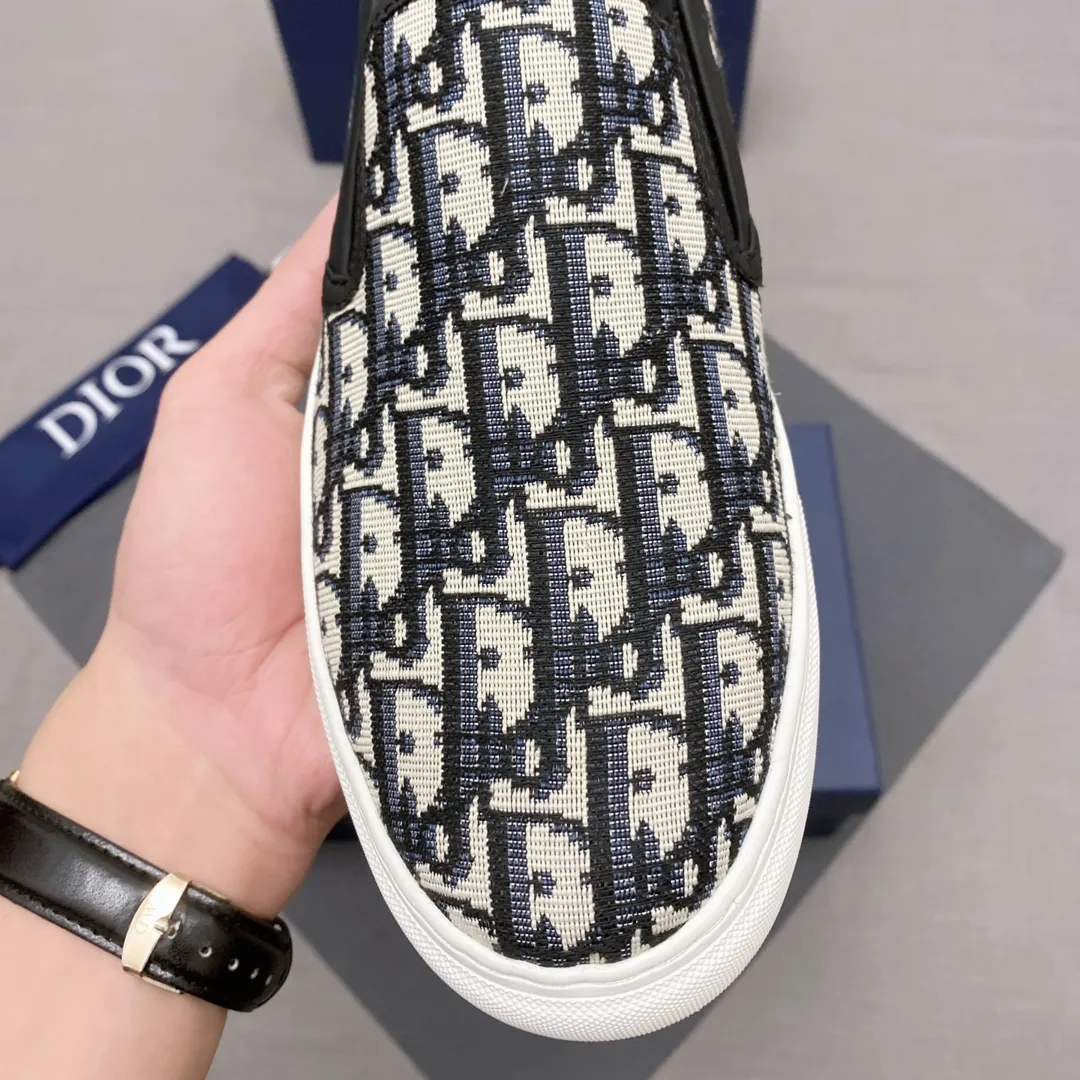 p380, Dior series casual shoes 👟🔥[Dior] Dior's new casual men's shoes are launched in Hong Kong counters. Official website 1:1 production. Original Italian materials. Designed by European and American masters. Perfect shape to create counter quality. Solid color rubber wear-resistant outsole and classic dazzling head! Super versatile and very comfortable. High-end without losing taste, fashionable and novel! ! Absolute focus! Code number: 38-44, three colors available (45 can be customized, cannot be returned or exchanged) No. 005